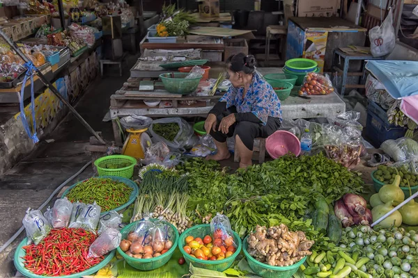 Maeklong Železniční trh je tradiční thajský trh prodávající fr — Stock fotografie