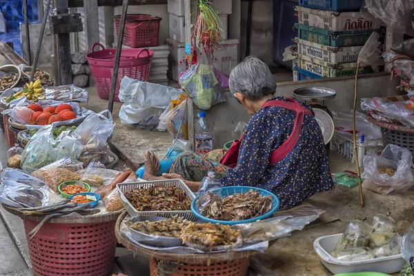 Maeklong Railway Market est un marché traditionnel thaïlandais vendant en — Photo