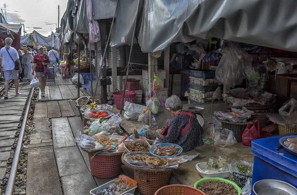 Maeklong Railway Market es un mercado tradicional tailandés que vende fr —  Fotos de Stock