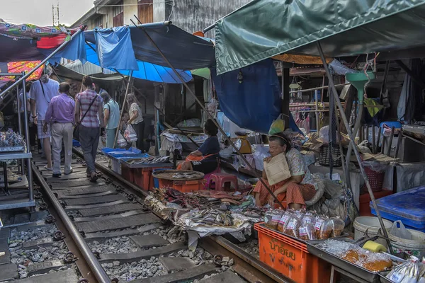 Maeklong Railway Market è un mercato tradizionale thailandese che vende fr — Foto Stock