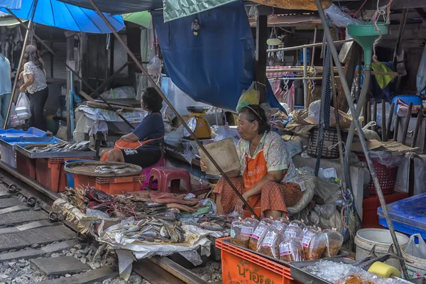 Maeklong Railway Market es un mercado tradicional tailandés que vende fr —  Fotos de Stock