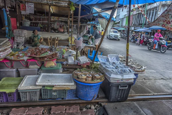 Maeklong Railway Market es un mercado tradicional tailandés que vende fr —  Fotos de Stock