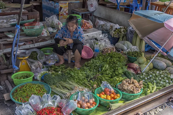Maeklong Railway Market is een traditionele Thaise markt verkopen fr — Stockfoto