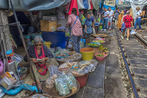 Maeklong Railway Market es un mercado tradicional tailandés que vende fr — Foto de Stock