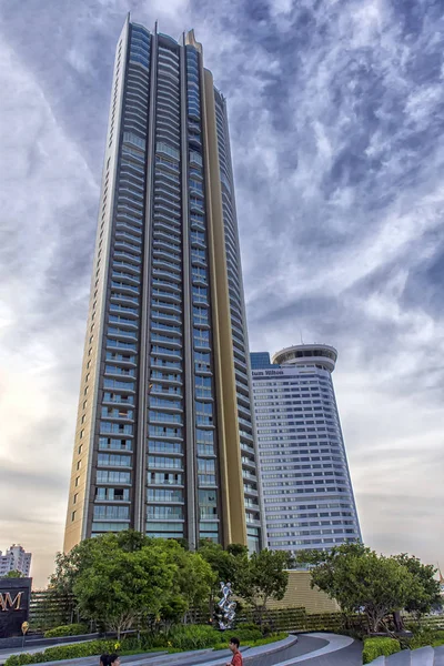 曼谷沿河的摩天大楼 — 图库照片