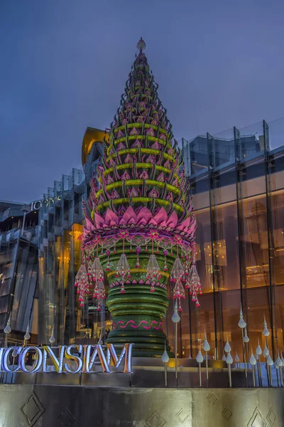 Iconsiam Shopping Complex i det höga ljuset — Stockfoto