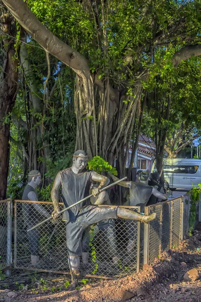 Statues of fighters of the ancient Thai martial art Muay Boran i — Stock Photo, Image