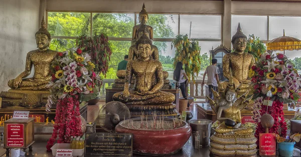 Chachoengsao'daki Wat Saman Rattanaram'da dev bir Reclin var. — Stok fotoğraf