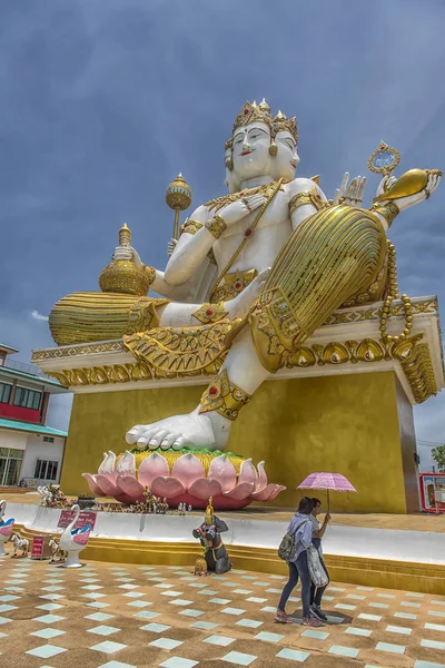 Chachoengsao'daki Wat Saman Rattanaram'da dev bir Reclin var. — Stok fotoğraf