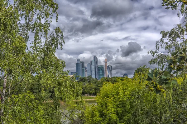 Drapacze chmur Moskwa miasto przez liście drzew — Zdjęcie stockowe