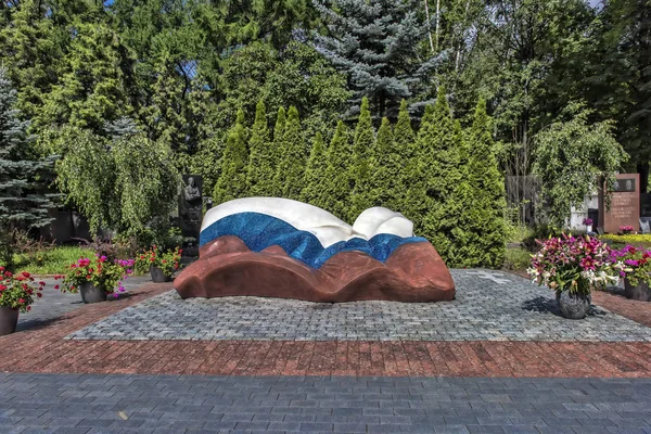 Monumento sobre la tumba de Yeltsin en el cementerio Novodevichy —  Fotos de Stock