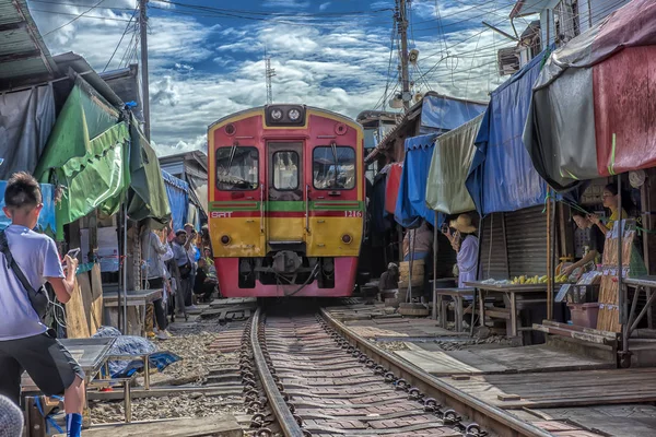 Los turistas toman fotos en el tren que corre a través de la más popula — Foto de Stock