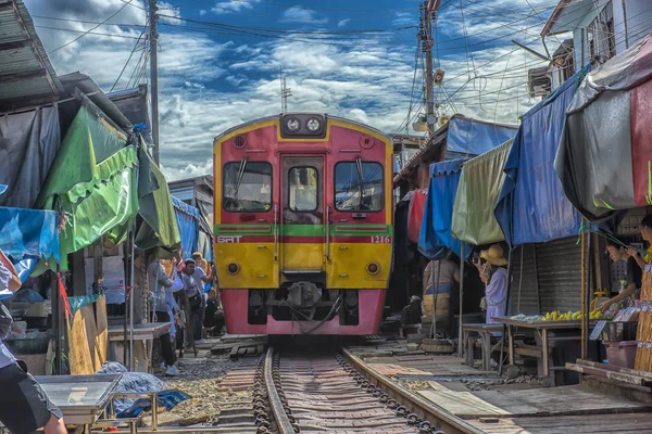 Los turistas toman fotos en el tren que corre a través de la más popula — Foto de Stock