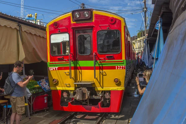 관광객들은 가장 인기있는 포 퓰라를지나는 열차에서 사진을 찍는다 — 스톡 사진