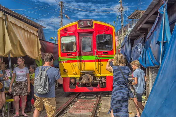 Los turistas toman fotos en el tren que corre a través de la más popula — Foto de Stock