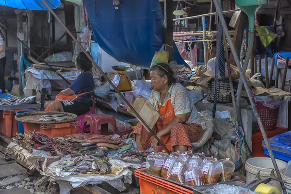 Mercado de pescado a lo largo del ferrocarril — Foto de Stock