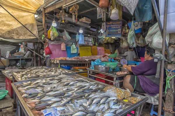 Mercado de pescado a lo largo del ferrocarril —  Fotos de Stock