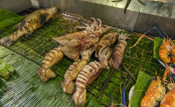 Camarão frito e lulas no mercado de comida de rua — Fotografia de Stock