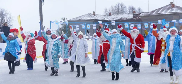 Rusland Chuvashia 2020 Veel Kerstmannen Sneeuwmeisjes Dansen Samen Een Flitsmeute — Stockfoto