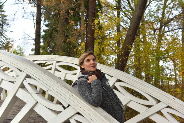 Short Haired Woman Gray Wooden Bridge Autumn — Stock Photo, Image