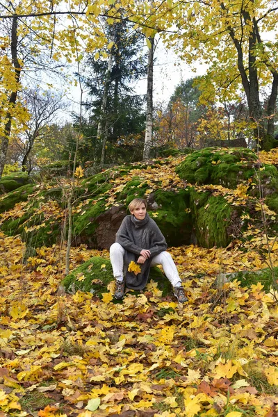 Gri Pançolu Kadın Sonbahar Parkında — Stok fotoğraf