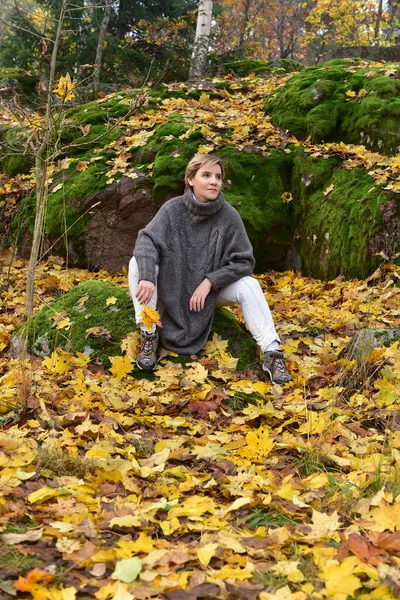 Žena Šedém Ponču Podzimním Parku — Stock fotografie