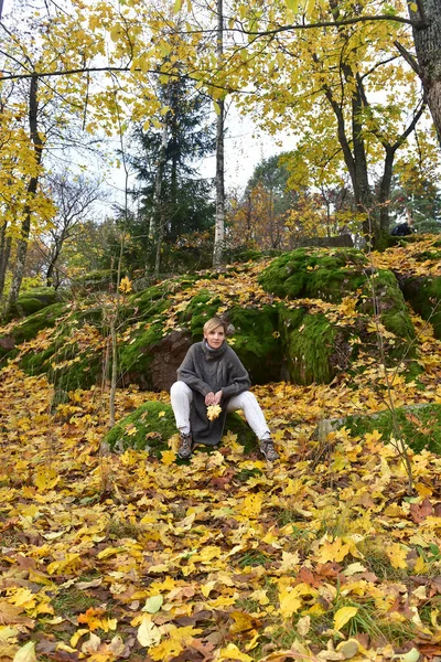 Gri Pançolu Kadın Sonbahar Parkında — Stok fotoğraf