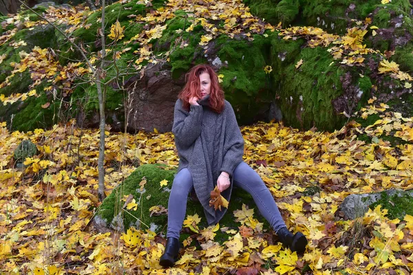 Frau Grauen Poncho Herbstpark — Stockfoto