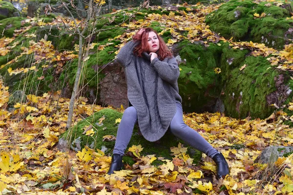 Mujer Poncho Gris Parque Otoño —  Fotos de Stock