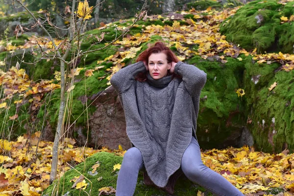 Kobieta Szarym Poncho Jesiennym Parku — Zdjęcie stockowe