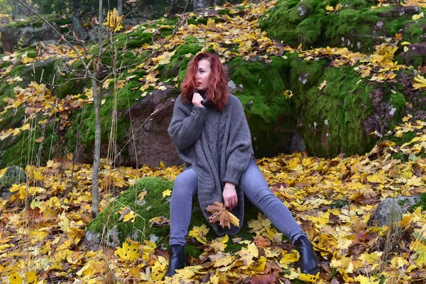 Femme Poncho Gris Dans Parc Automne — Photo