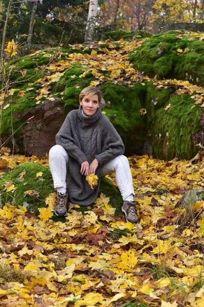 Žena Šedém Ponču Podzimním Parku — Stock fotografie