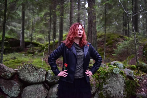 Mulher Ruiva Uma Jaqueta Couro Preto Floresta — Fotografia de Stock