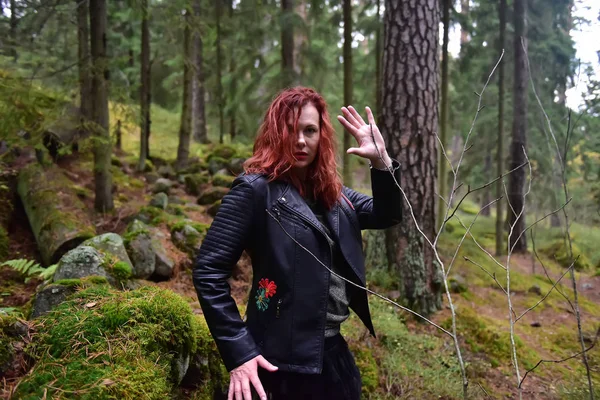 Rödhårig Kvinna Svart Skinnjacka Skogen — Stockfoto