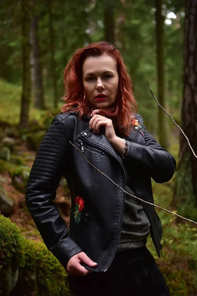 Femme Aux Cheveux Roux Dans Une Veste Cuir Noir Dans — Photo