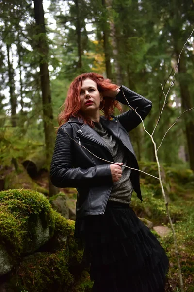 Vörös Hajú Fekete Bőrdzsekiben Erdőben — Stock Fotó