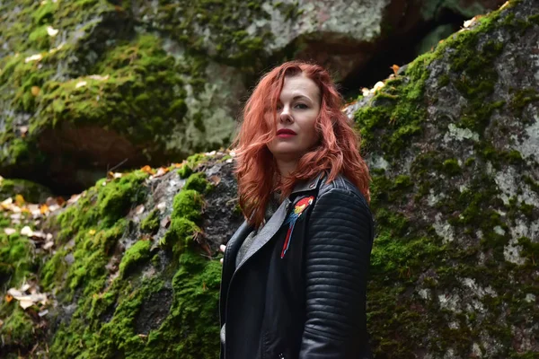 Femme Rousse Vêtue Une Veste Cuir Noir Dans Forêt Sur — Photo