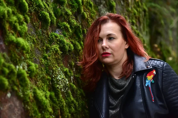 Vörös Hajú Fekete Bőrdzsekiben Erdőben Mohával Borított Hátterével — Stock Fotó