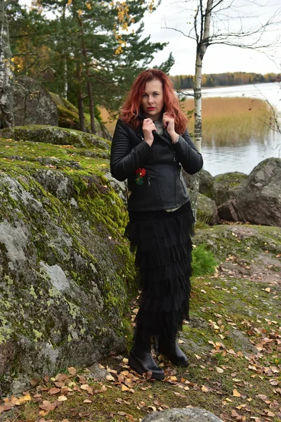 재킷에 스커트를 여자가 산딸나무 공원에서 사이에 있었습니다 — 스톡 사진