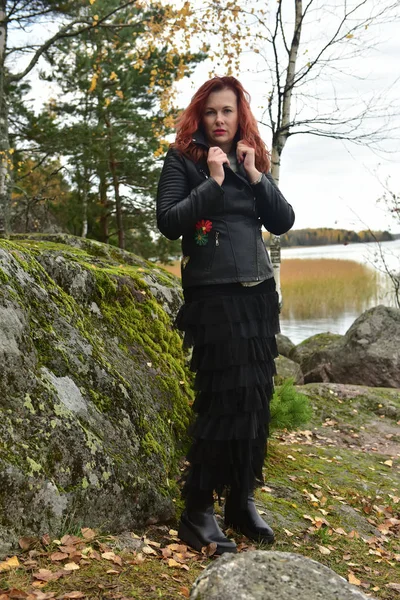 Femme Rousse Vêtue Une Veste Cuir Noir Jupe Dans Parc — Photo