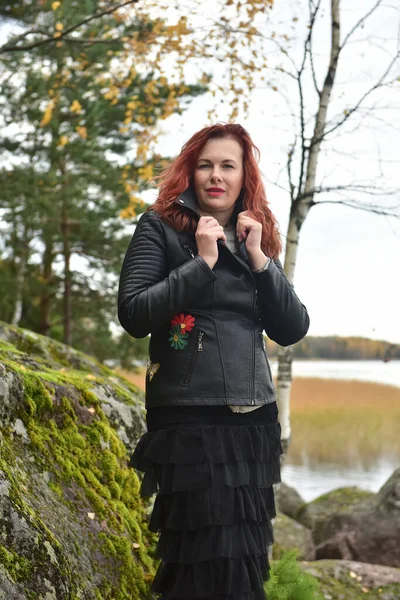 Siyah Deri Ceketli Etekli Kızıl Saçlı Kadın Taşların Arasındaki Öküz — Stok fotoğraf