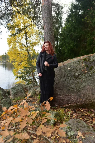 Femme Rousse Vêtue Une Veste Cuir Noir Jupe Dans Parc — Photo