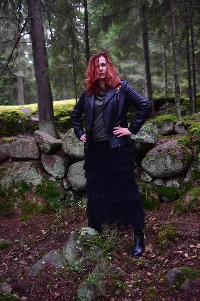 Рыжая Женщина Черной Кожаной Куртке Юбке Оксид Парке Среди Камней — стоковое фото