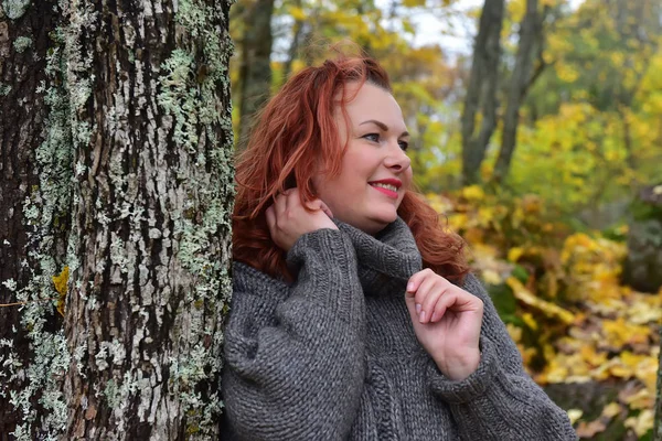 Rothaarige Frau Grauen Pullover Herbst Der Nähe Eines Mit Moos — Stockfoto