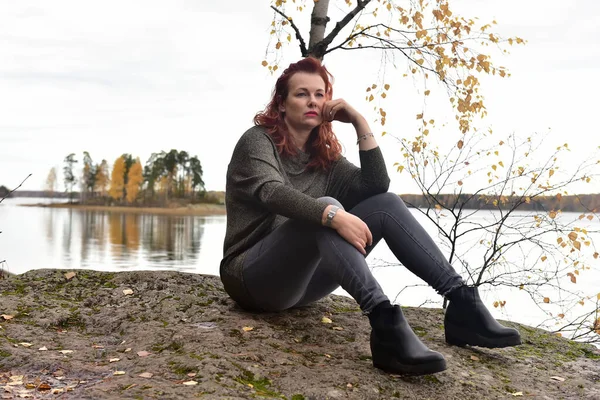 Red Haired Woman Gray Sits Stones Lake Autumn — Stock Photo, Image