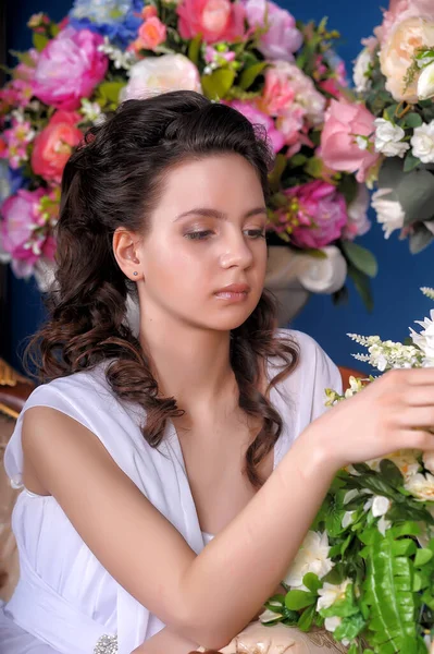 Young Beautiful Brunette White Dress Flowers — Stock Photo, Image
