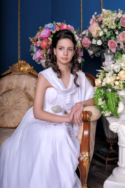 Junge Schöne Brünette Mit Einem Weißen Kleid Inmitten Von Blumen — Stockfoto