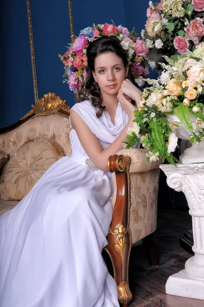 Junge Schöne Brünette Mit Einem Weißen Kleid Inmitten Von Blumen — Stockfoto