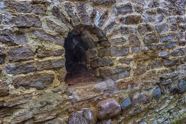 中世纪城堡石墙上的漏洞 — 图库照片