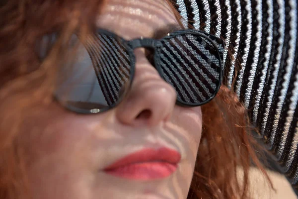 Portrait Woman Wide Brimmed Hat Sunglasses — Stock Photo, Image